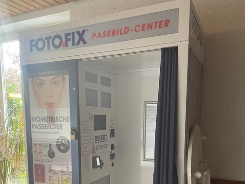 Fotofix-Automat steht vor einem Fenster durch das Licht einstrahlt. 