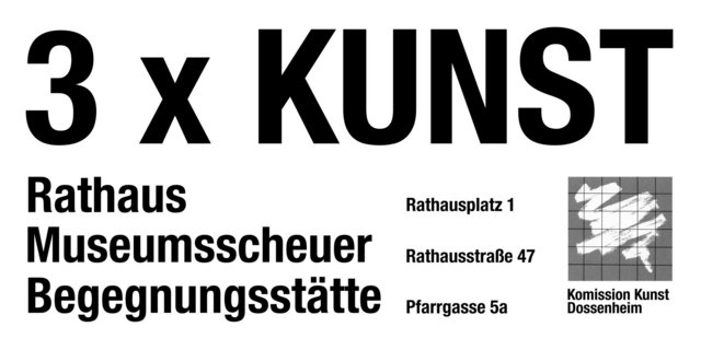 Loo 3x Kunst mit Aufschrift „Rathaus: Rathausplatz 1, Museumsscheuer: Rathausstraße 47, Begegnungsstätte: Pfarrgasse 5a“ Komission Kunst Dossenheim.