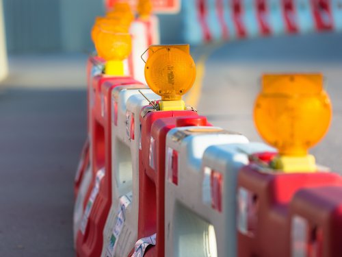 Straßenabsperrung mit Warnlicht