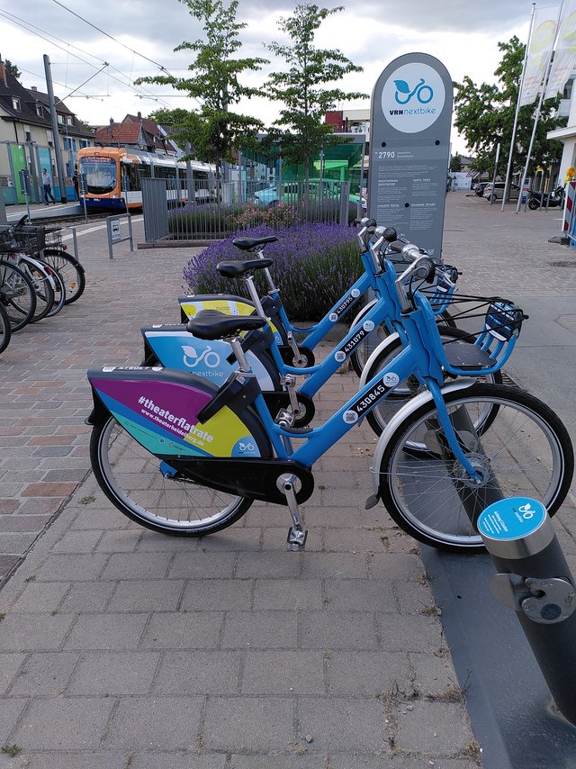 VRN-Fahrräder an der Ausleihstation am Bahnhofsplatz Dossenheim