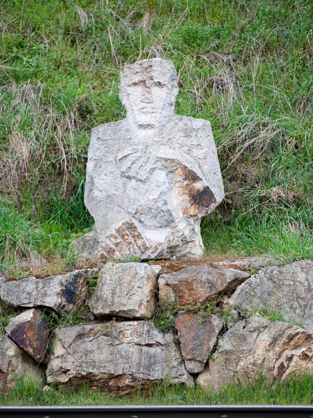 Sitzende Figur aus Stein