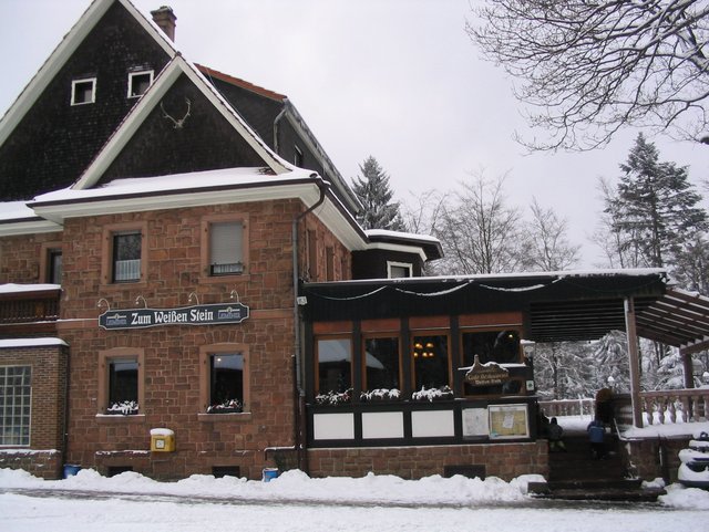 Außenansicht des Restaurants im Winter bei Schnee