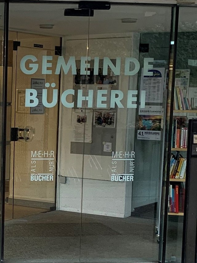 Eingangstür der Gemeindebücherei Dossenheim aus Glas
