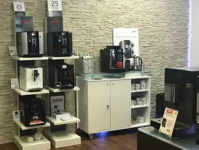 Regal mit Elektrogeräten in einem Verkaufsraum