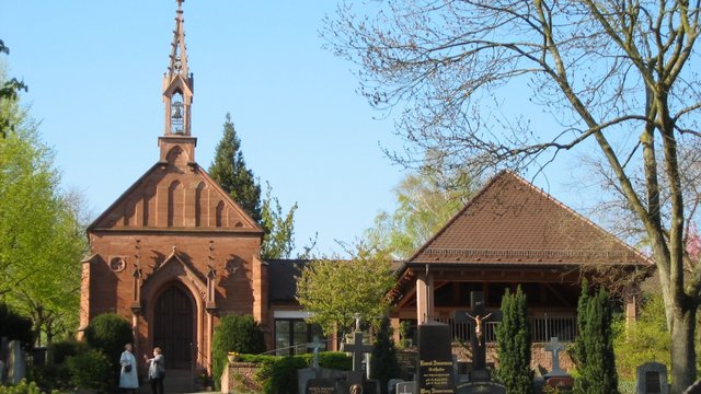 Friedhofskapelle mit Gräber davor