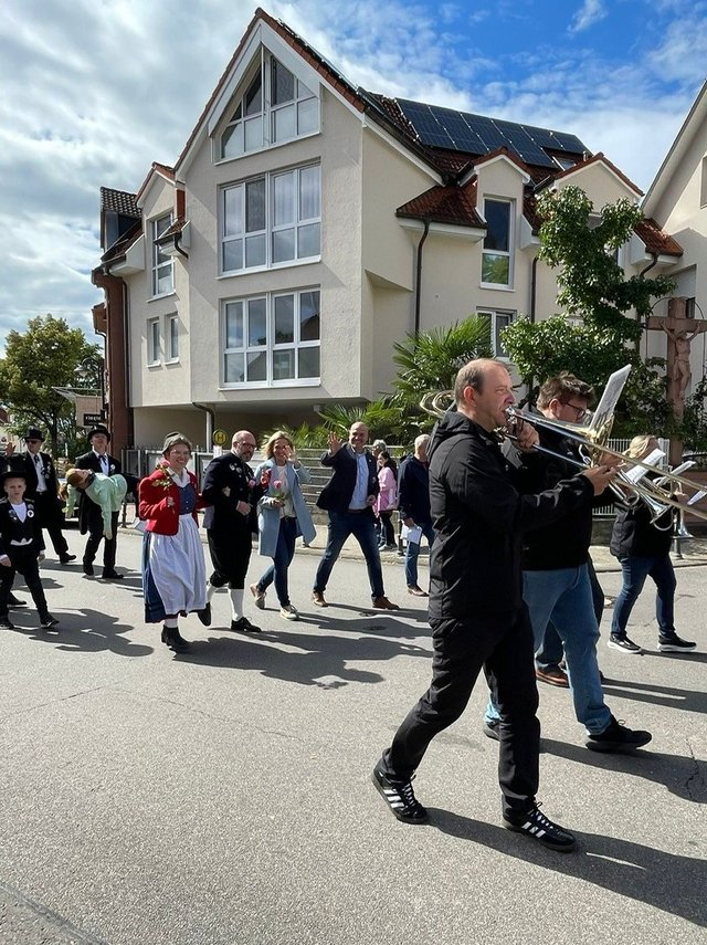 Menschen gehen in einem Umzug auf der Straße. 