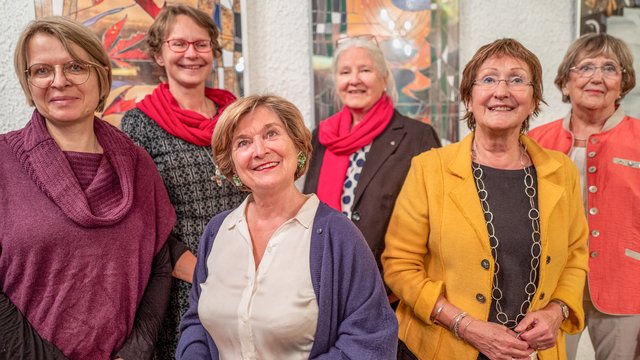 Gruppenfoto von sechs Frauen